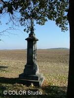 Kamenný kříž na cestě od hřbitova